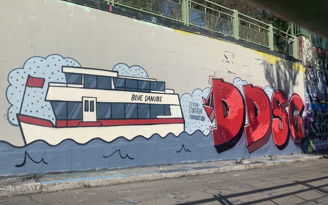 DDSG Blue Danube zeigt Graffitis während der Street Art River Cruise